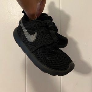 EUC Nike roshes size 7c